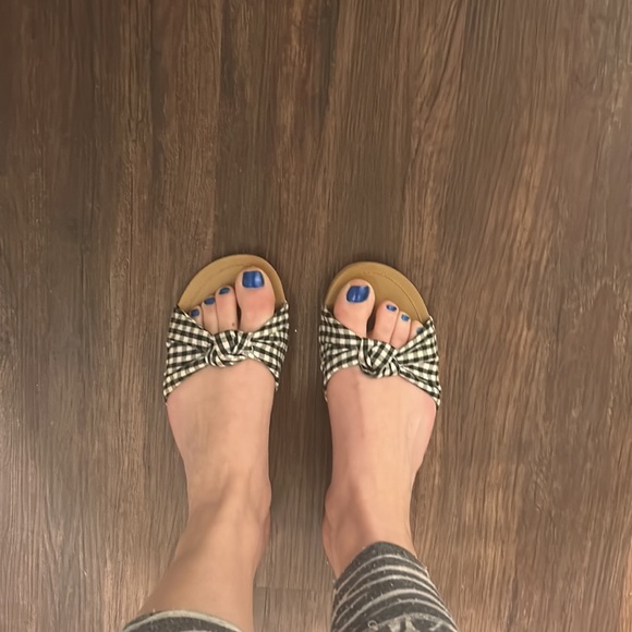 Express Black & White Check Flip Flops - Size 9 - Picture 3 of 3